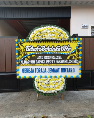 Papan Bunga Duka di Muara Wis